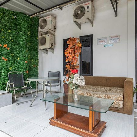 Oyo Life 2391 Baladewa Residence Syariah Karawang Exterior foto