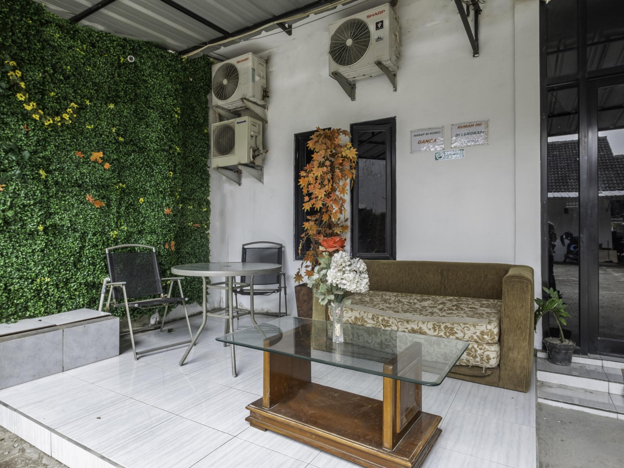Oyo Life 2391 Baladewa Residence Syariah Karawang Exterior foto