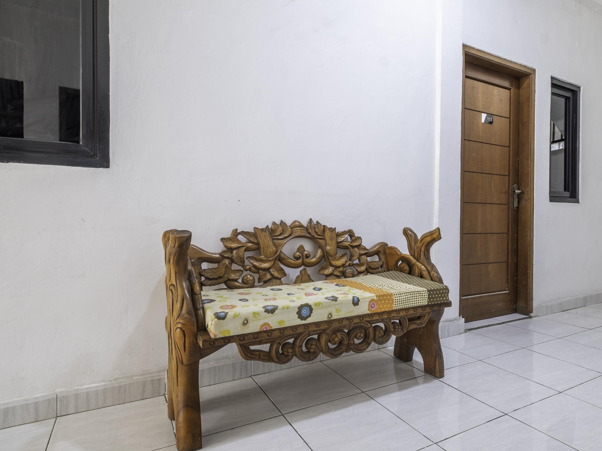 Oyo Life 2391 Baladewa Residence Syariah Karawang Exterior foto