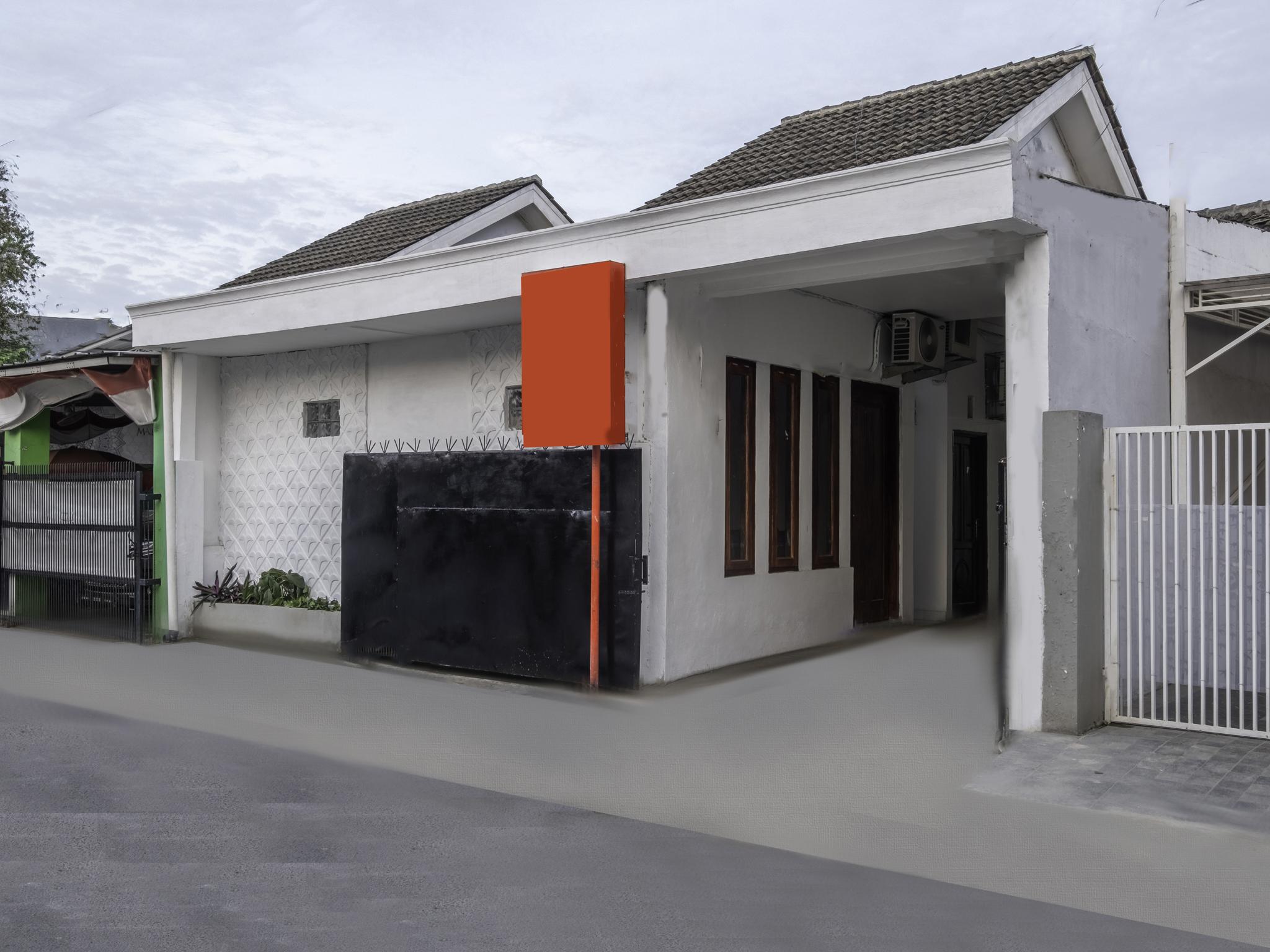 Oyo Life 2391 Baladewa Residence Syariah Karawang Exterior foto
