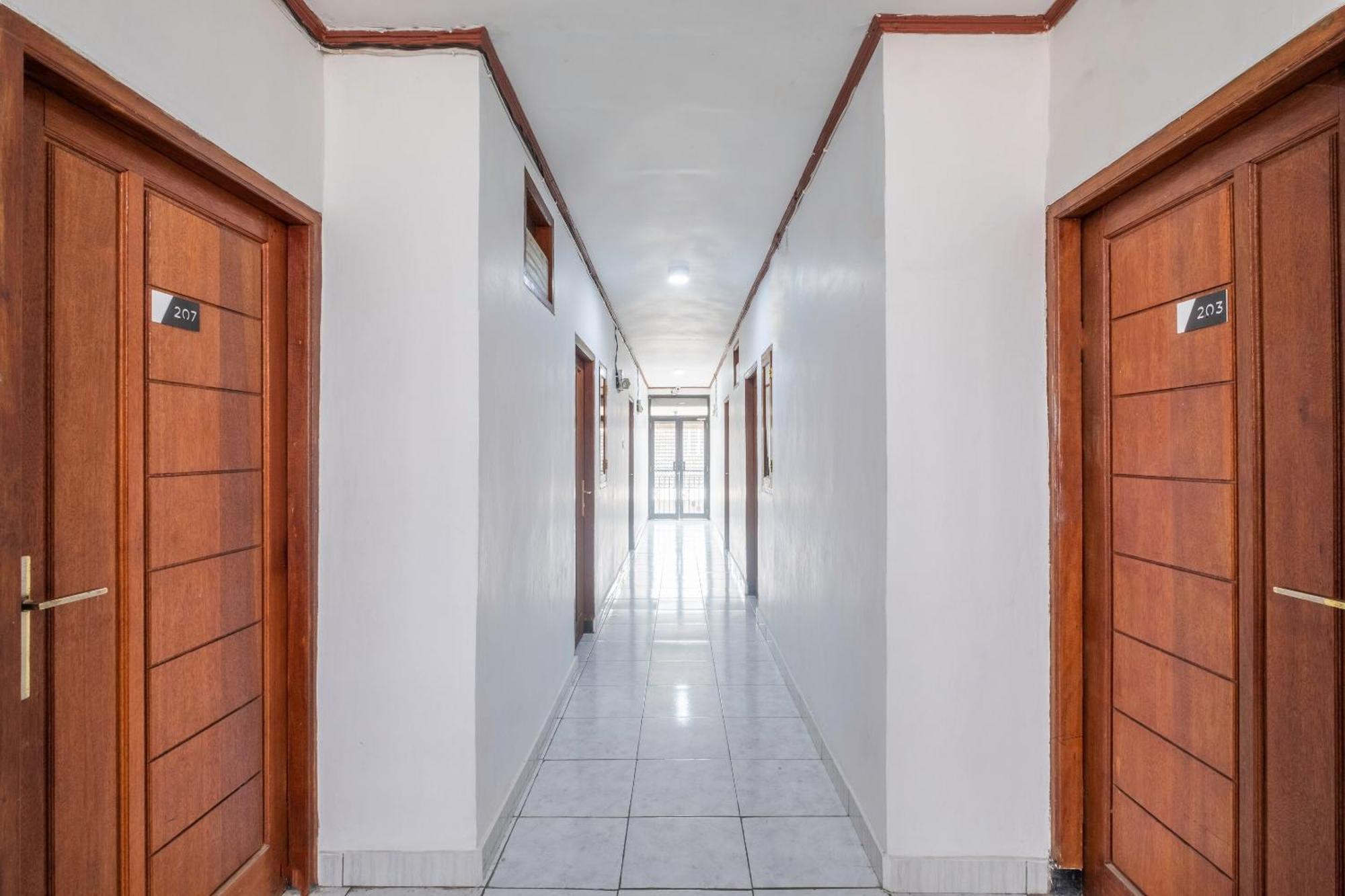 Oyo Life 2391 Baladewa Residence Syariah Karawang Exterior foto
