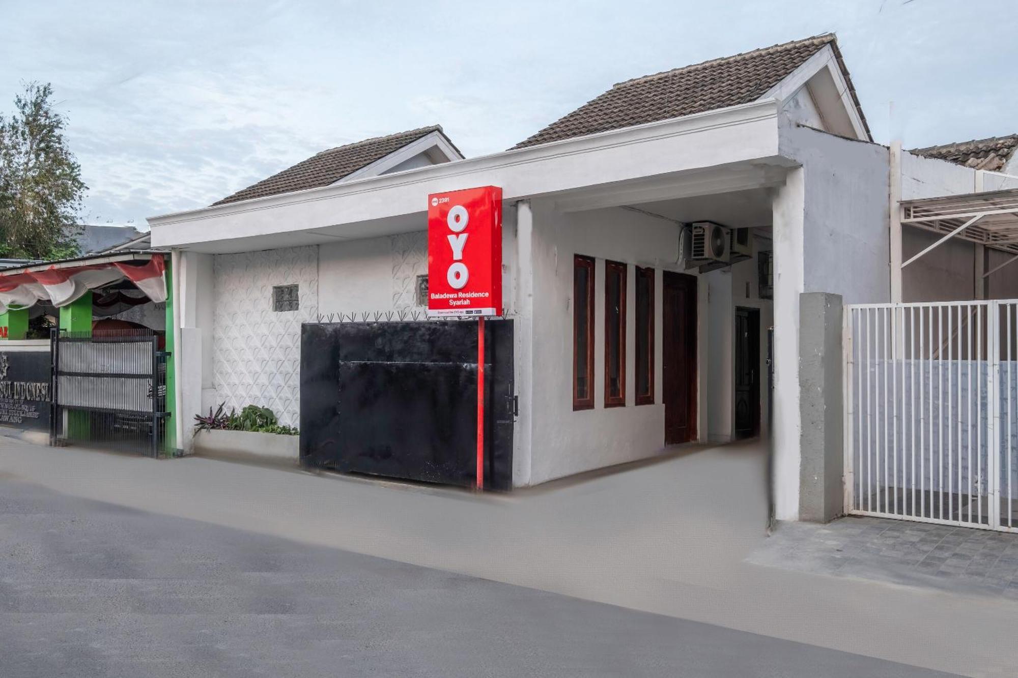 Oyo Life 2391 Baladewa Residence Syariah Karawang Exterior foto