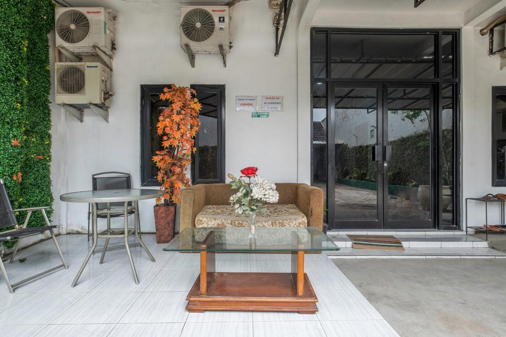 Oyo Life 2391 Baladewa Residence Syariah Karawang Exterior foto