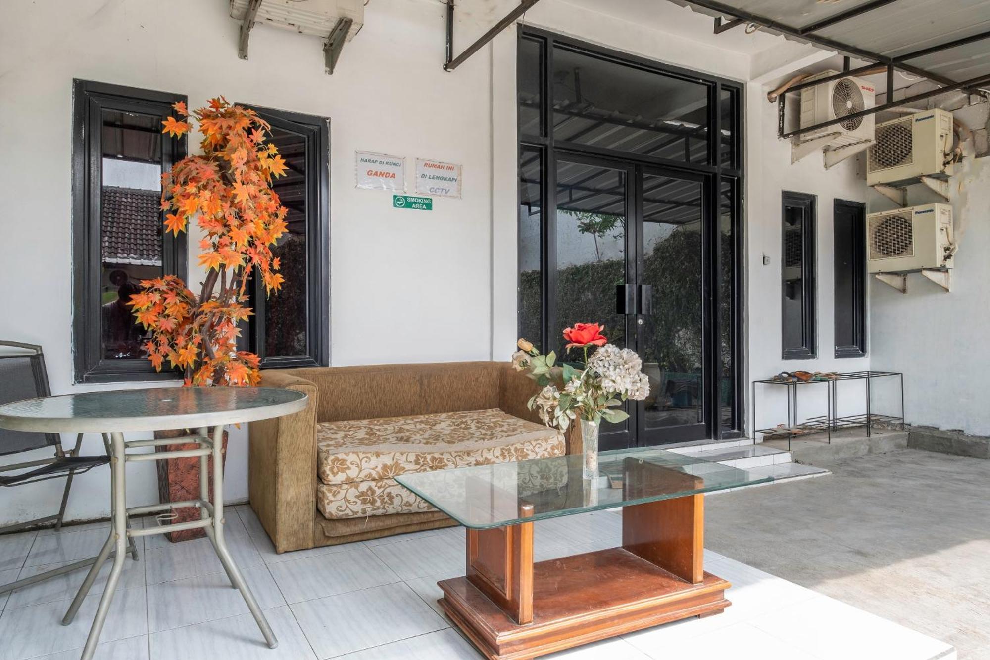 Oyo Life 2391 Baladewa Residence Syariah Karawang Exterior foto