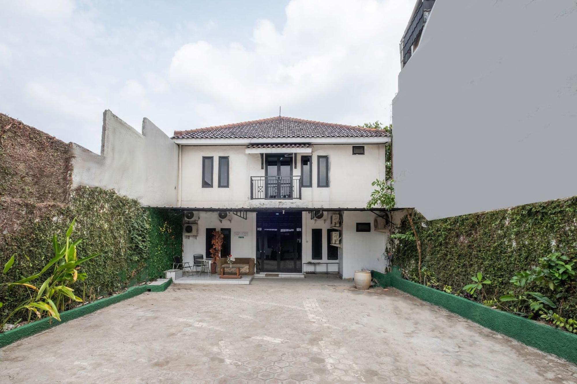 Oyo Life 2391 Baladewa Residence Syariah Karawang Exterior foto