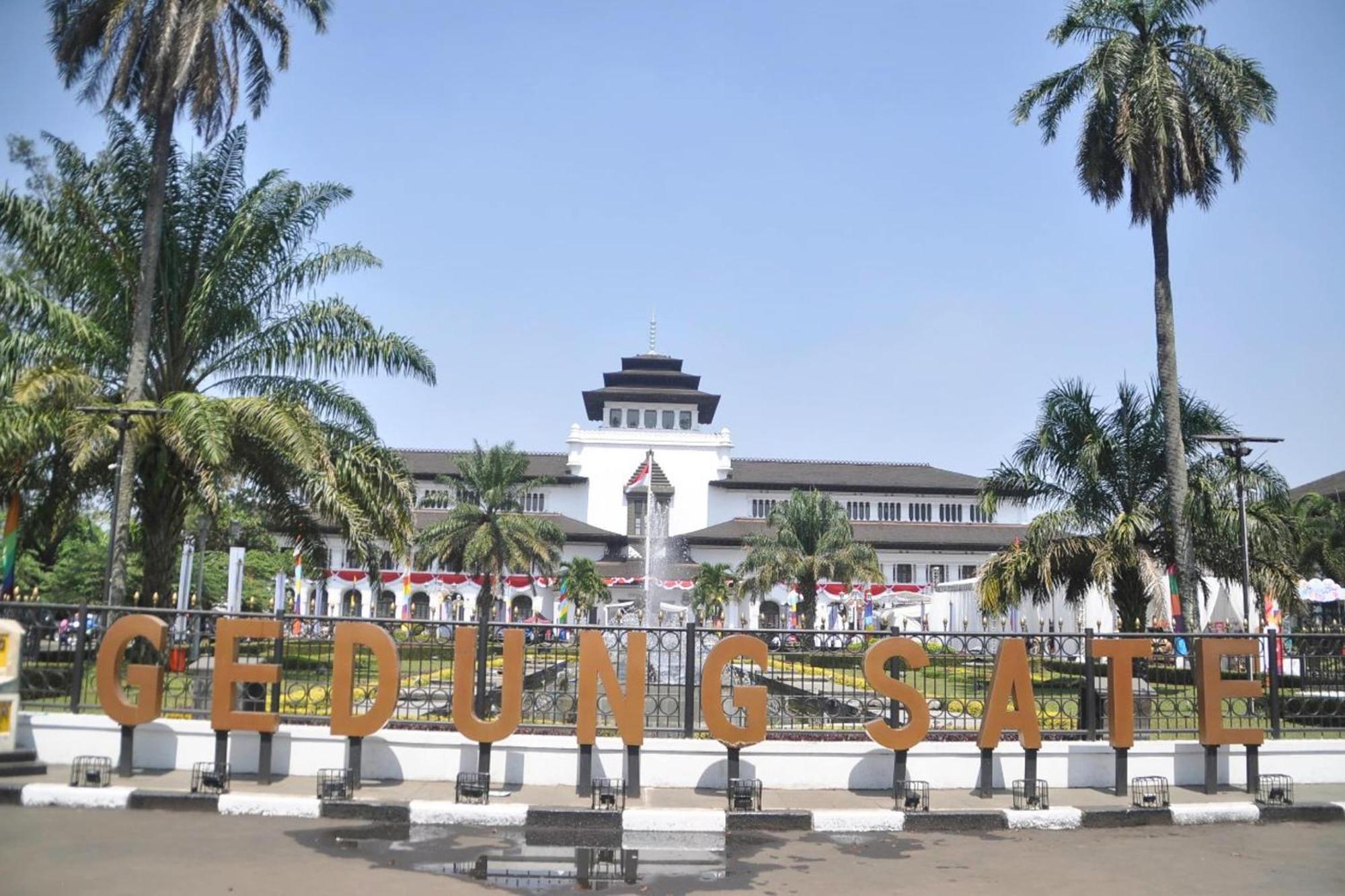 Oyo Life 2391 Baladewa Residence Syariah Karawang Exterior foto
