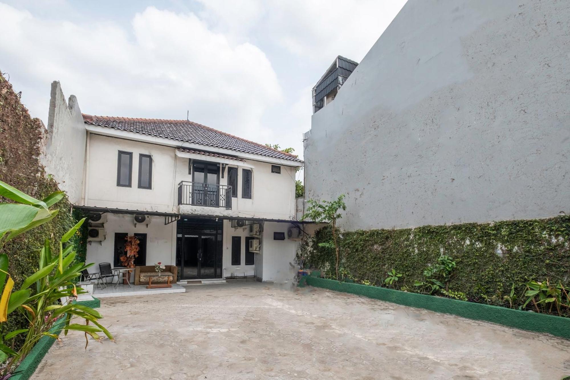 Oyo Life 2391 Baladewa Residence Syariah Karawang Exterior foto